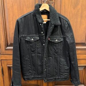 Great condition Levi’s premium Sherpa trucker jacket black medium
